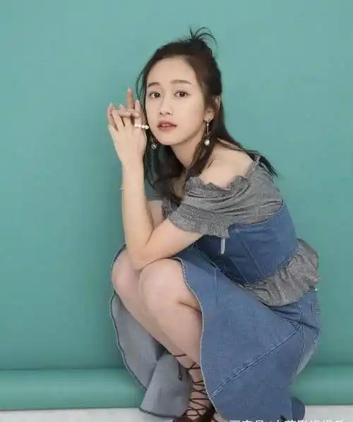 刘美含在拍摄《巴拉巴拉小魔仙》就已经16岁了,1991年出生的她,身高