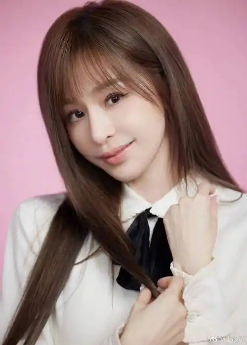 王心凌真是一直从出道甜到现在啊!白衬衫配小短裙,甜美气质秒杀全场