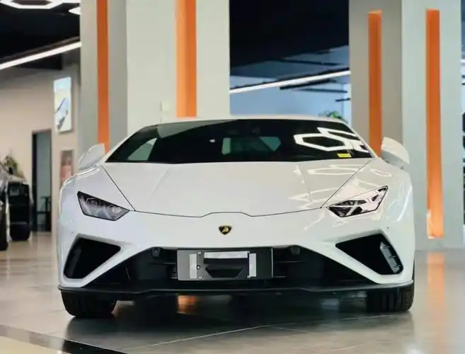 2021新款兰博基尼huracan evo两驱现车新车对车尾布局进行了调整,采用