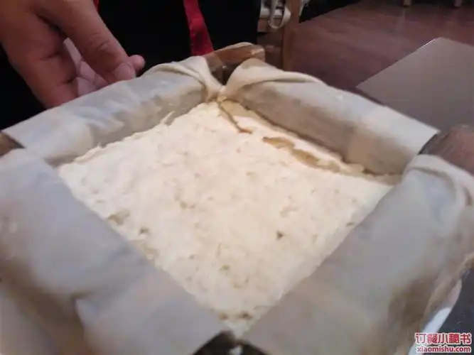 p>自制豆腐顾名思义就是自己可以单独制作的豆腐,自制豆腐是一道简单
