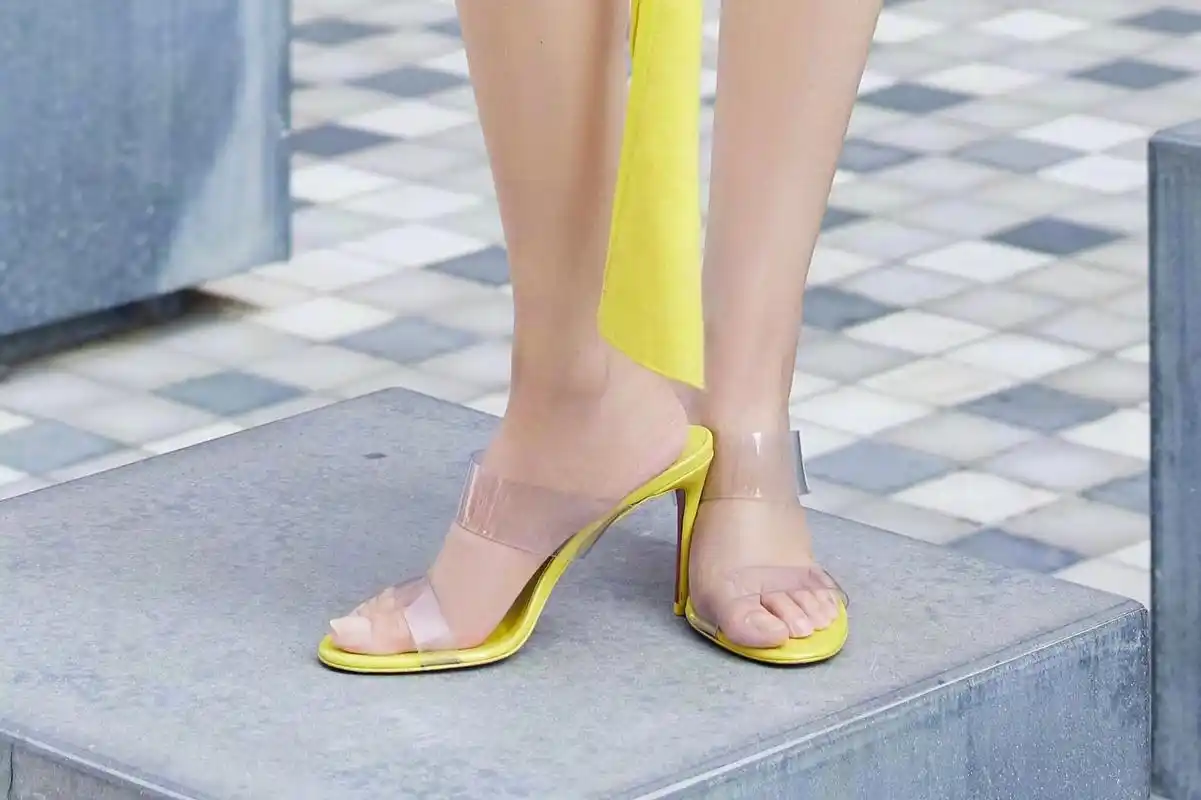 李沁街拍写真,透明凉鞋漏玉足