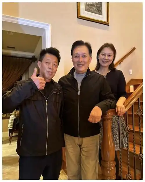 唐国强在国外佩戴时髦帽73岁身姿不减风采别样风华