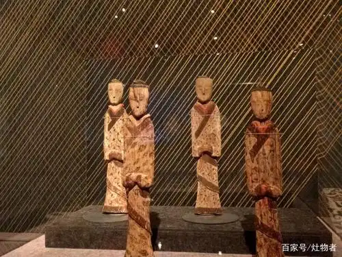 马王堆汉墓出土的人俑穿曲裾深衣