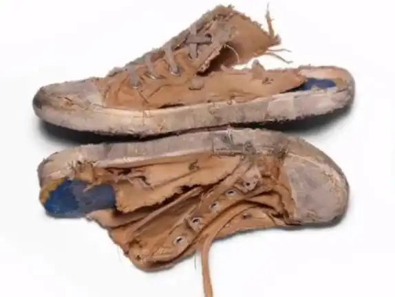 5月15日晚巴黎世家冲上热搜,其一双破烂鞋子竟然买到1.