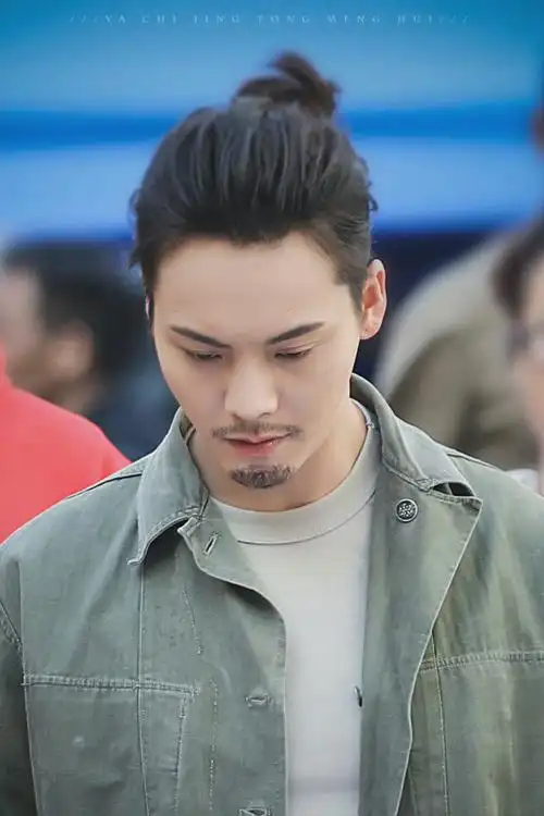 男明星扎丸子头还是特别潇洒帅气的,但是蔡徐坤扎丸子头的画风就突变