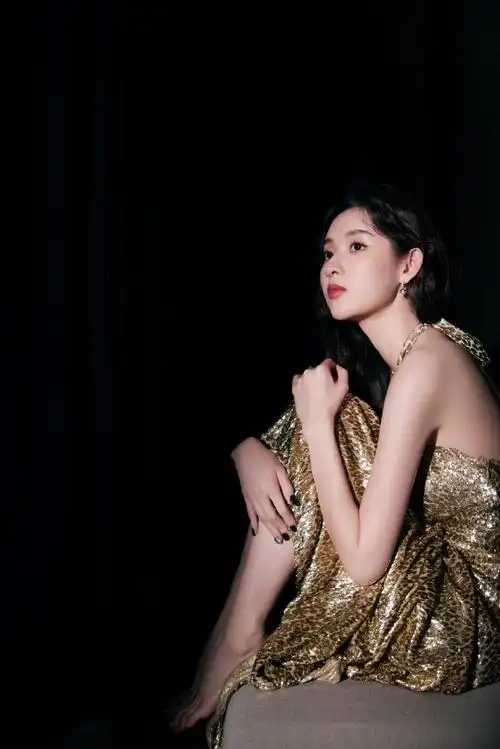 王玉雯金色礼服好迷人