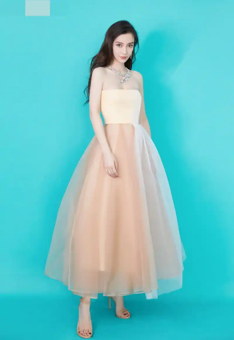 杨颖穿粉色薄纱抹胸长裙惊艳亮相红毯,优雅灵动,仙气十足.