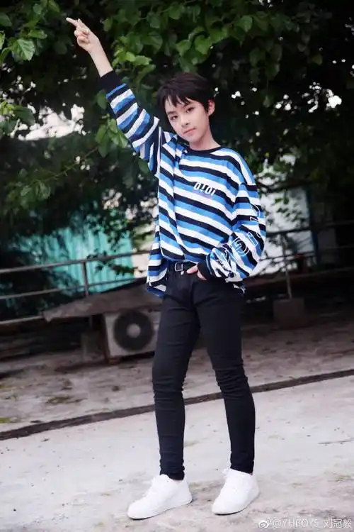 飞熊等你撩#开屏活动→刘冠毅超话学霸主唱刘冠毅,来自乐华少年.