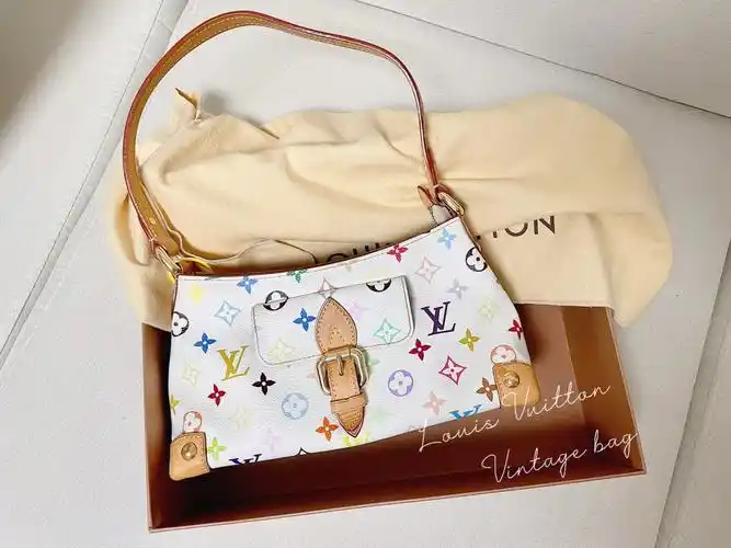 lv白三彩牛角腋下包