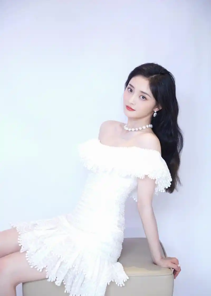 周洁琼白色裹胸裙性感写真图片69