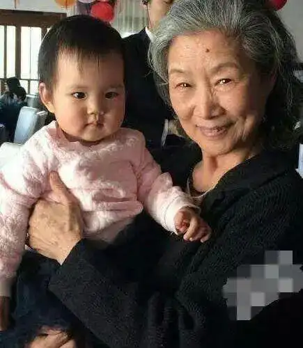 何琳与老公及女儿素颜曝光和婆婆吕中情如母女大姑子是军官大校