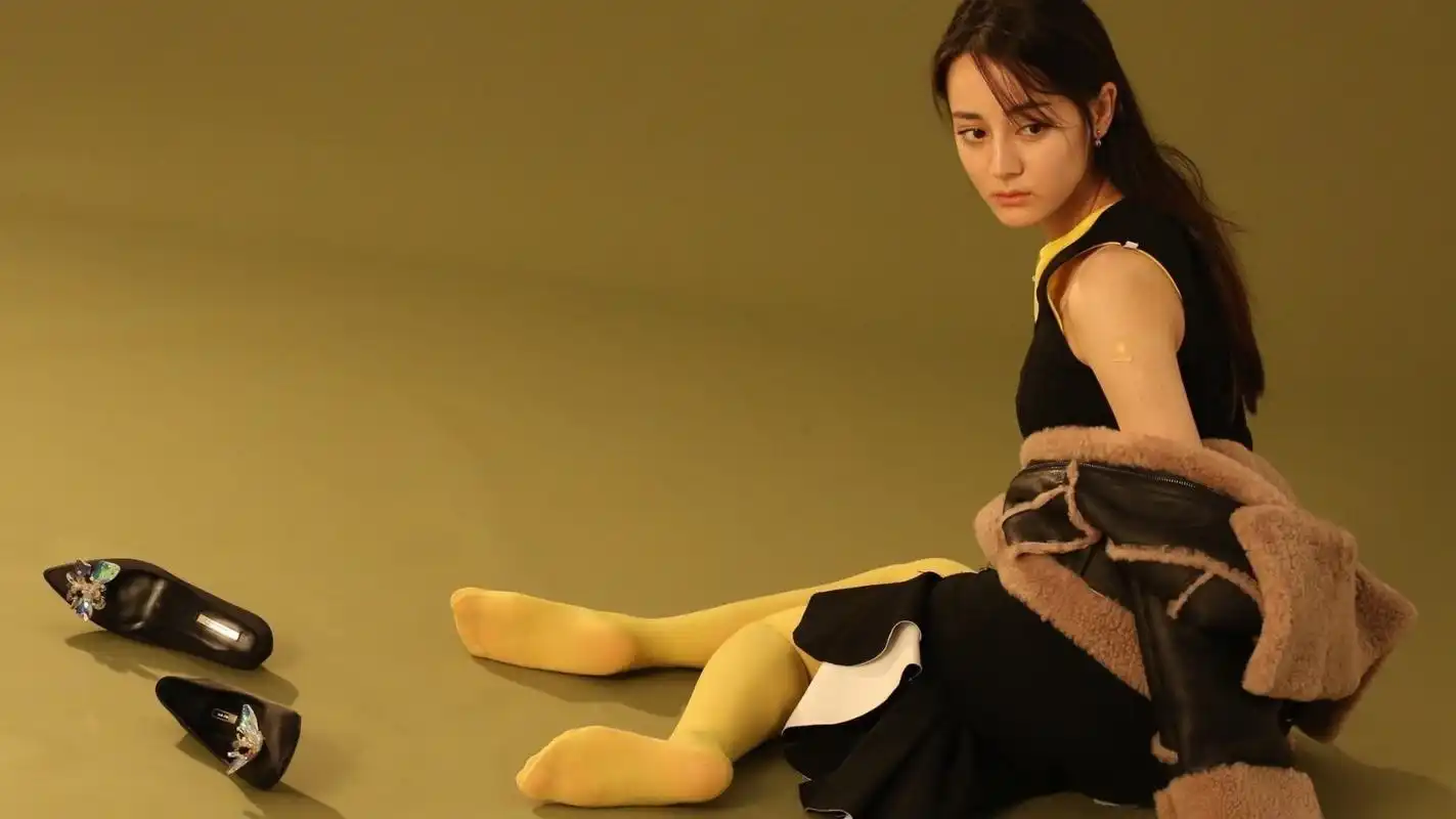 迪丽热巴  性感丝袜包裹美腿玉足,你能顶得住吗