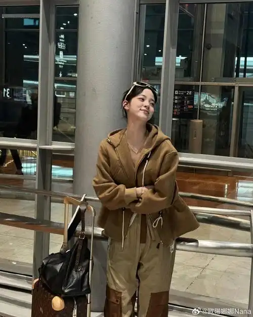 欧阳娜娜巴黎机场穿搭##巴黎时装周