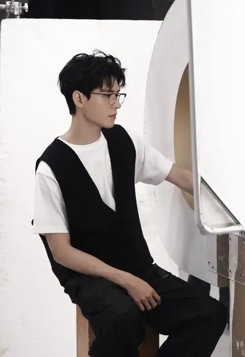 231227龚俊戴眼镜新造型引爆网络粉丝热议学霸男神风采