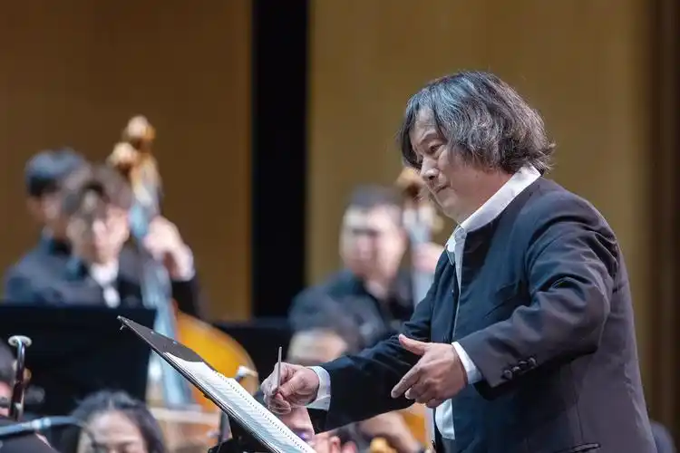 汤沐海执棒苏州民族管弦乐团8月12日晚,苏州民族管弦乐团在苏州民族