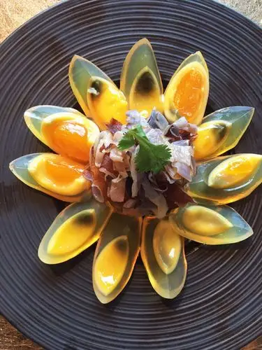 型食材但烹饪手法和摆盘方式上的改良给人以全新的感受和惊喜简而言之