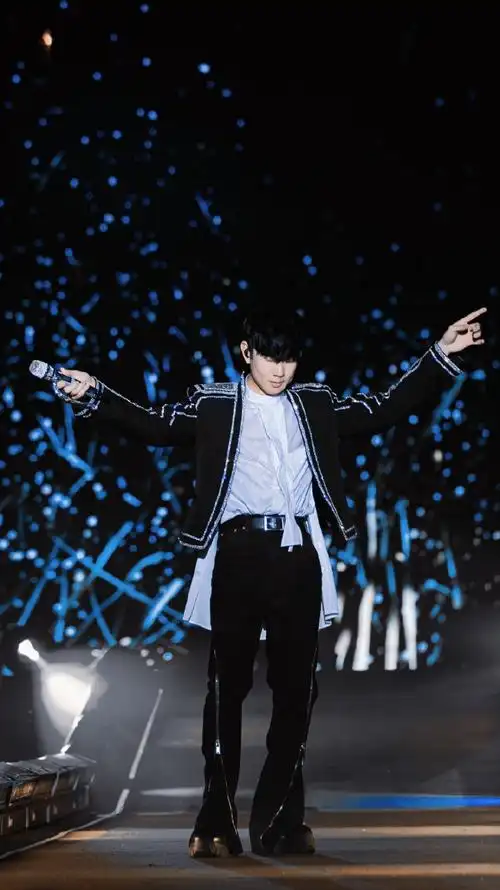 jj20演唱会上海站丨壁纸好喜欢演唱会的新服装#林俊杰