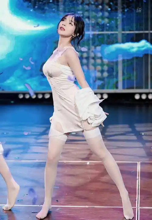 许杨玉琢-snh48女团成员-吊带白丝袜舞台绝美盛宴-图片分享_演出_观众