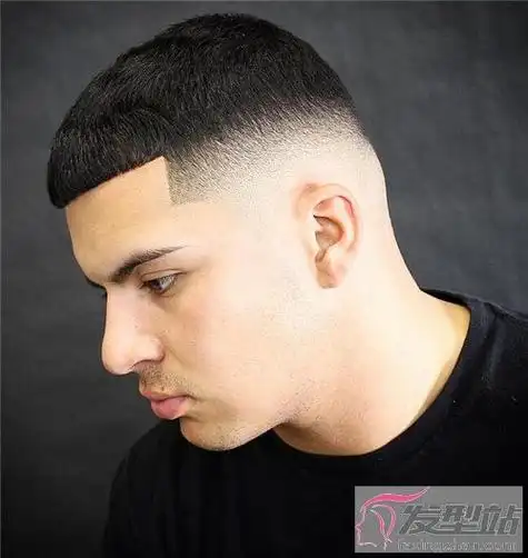 莫西干短发不喜欢打理发型的男生,不妨试试这款寸头莫西干,清爽又自然