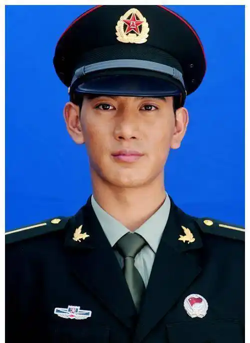 48位男明星军装照:肖战王一博龚俊帅气,鹿晗千玺陈晓沙溢意外_热巴