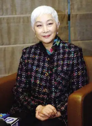 奥斯卡华人评委著名演员卢燕开通微博