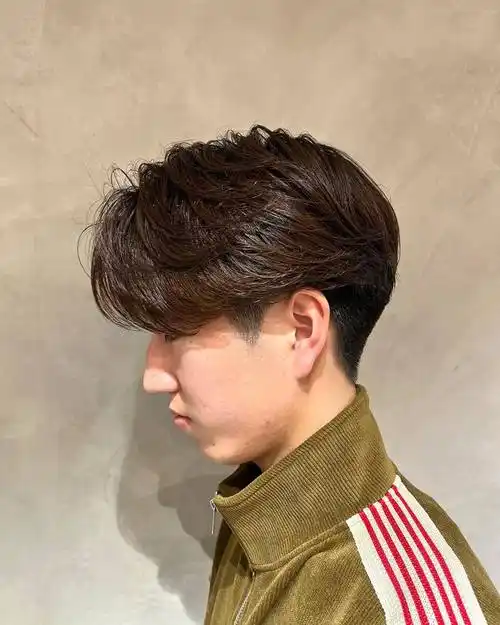 两侧铲短立体后脑勺男发,上面留长梳个分头,尽显男士时尚与帅气|发型