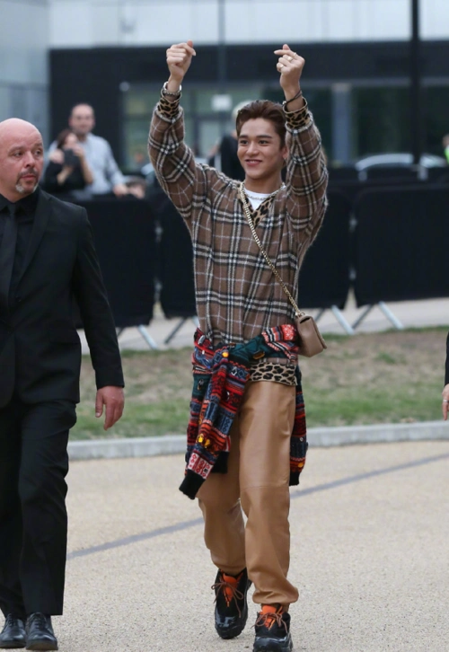 跑男新兄弟黄旭熙第一次看秀,"指压板"当鞋穿?意外变190!