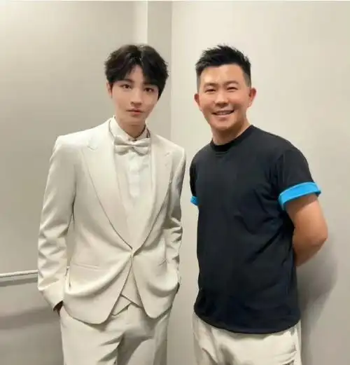 王俊凯白西装合照