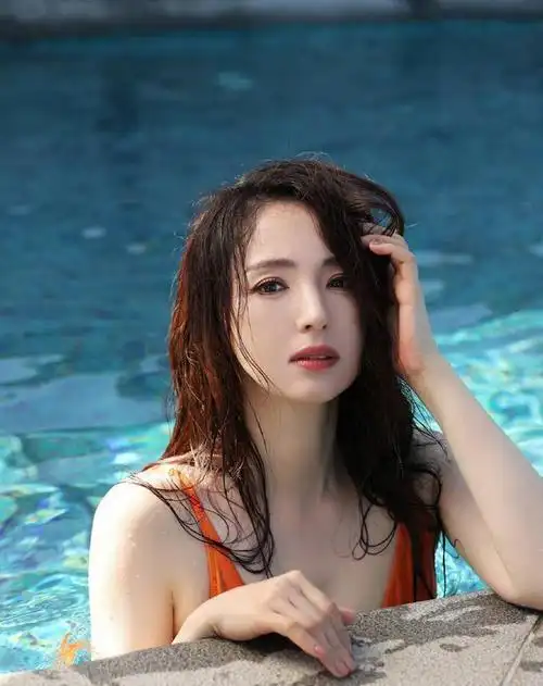 董璇晒泳池戏水照,穿橘红色连体泳衣肤白貌美_深圳热线