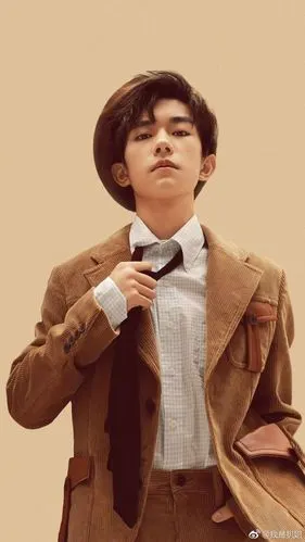 易烊千玺 登上《红秀》杂志封面,英伦风超有范儿惹,来自大佬的暴击