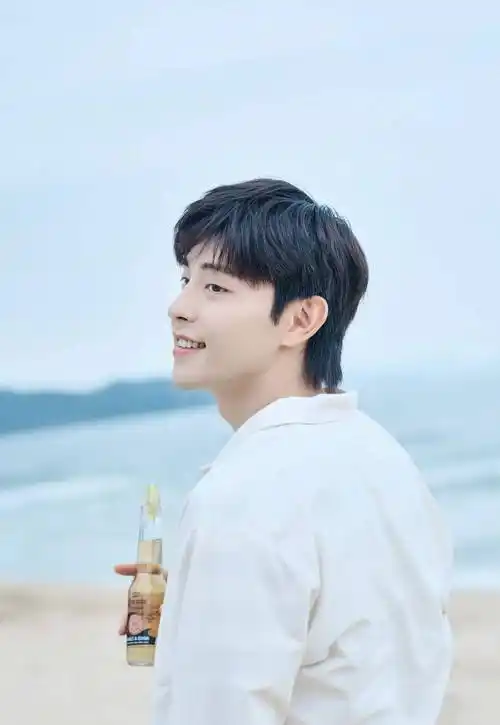 盘点国内男明星完美侧颜,谁才是你心中360度无死角完美男神呢?