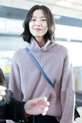 刘雯梳微卷发女人味十足与粉丝互动对镜头比心亲和力满分