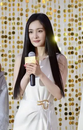 10月19号,杨幂出席活动.