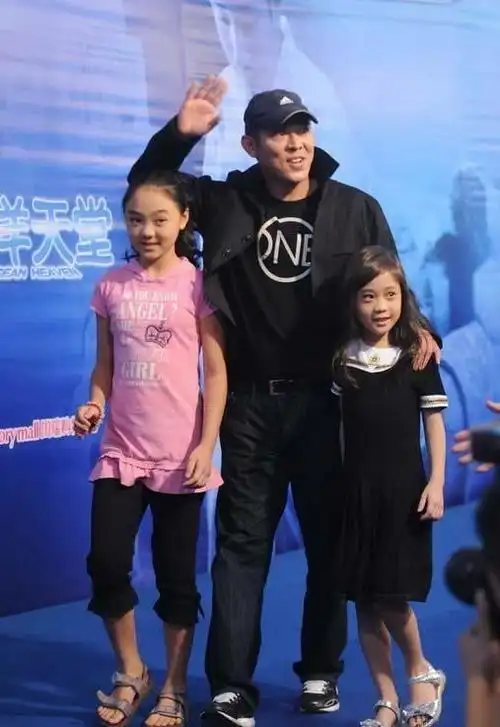同父不同命李连杰有4个亲生女儿长大后的待遇天差地别