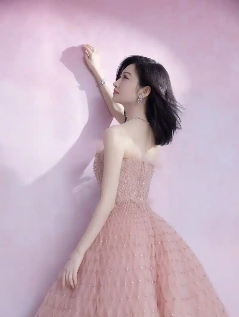 景甜粉红抹胸连衣裙性感写真