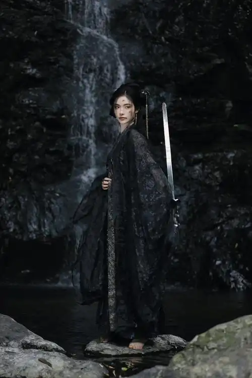 许佳琪黑衣古风写真