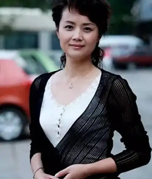 54岁茹萍全家近照一家四口颜值在线都是演员女儿没妈美