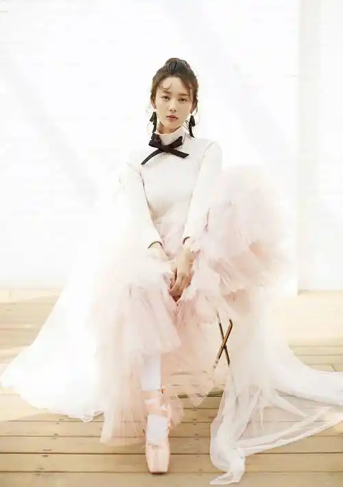 李一桐,1990年出生于中国山东省,身高164厘米,体重42公斤.