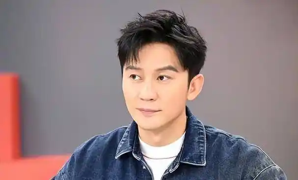 原创曝42岁李晨上海遛娃推简易婴儿车太低调女儿五官清秀超像爸