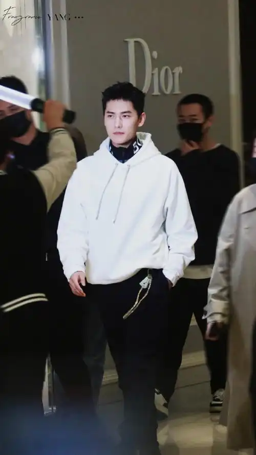 杨洋白色卫衣造型生图