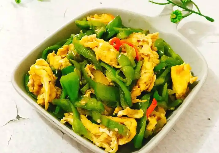 天热不想吃饭胃口差,不妨来盘青椒炒蛋,质嫩爽口,百吃不厌_青椒炒鸡蛋