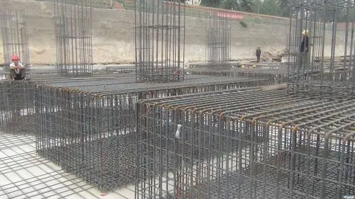 本工程地下一层,桩筏基础,主楼部分为承台,承台厚度1.9m,局部2.2m