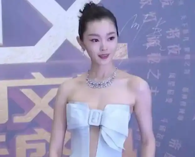 宋轶这是什么王者身材,像牛奶里泡出来的一样,这不愧是"团宠"