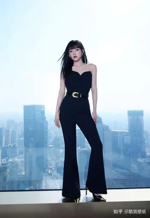 程潇全黑酷飒造型上线,黑长直齐刘海,潇洒随性又酷又美