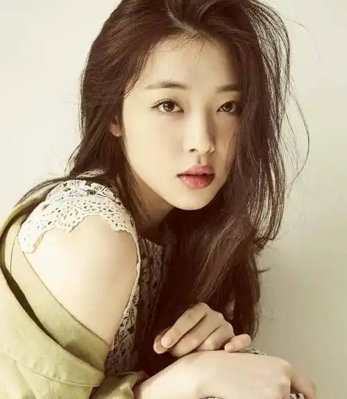 她是公认的"莉莉公主",与宋茜同组合出道,退团放飞自我惹争议_崔雪莉