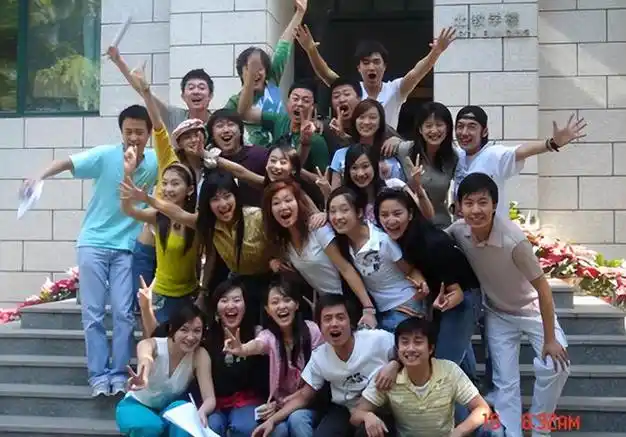 与唐嫣,文章,杨烁,孙坚,沈佳妮,李泽锋等艺人系同班同学,名副其实的