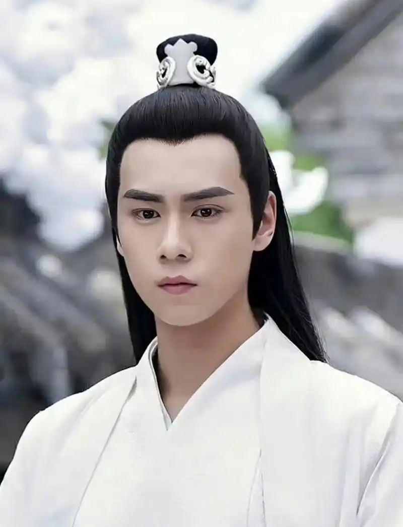 胡一天新剧古装生图,小脸长腿妥妥古言男主即视感,就是眉毛看起来有点