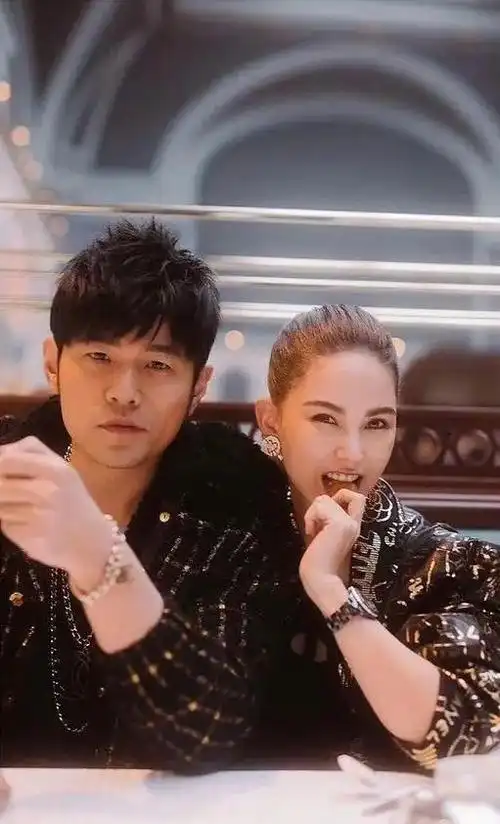 22岁嫁大14岁周杰伦,连生三胎的昆凌,没你想的那么简单