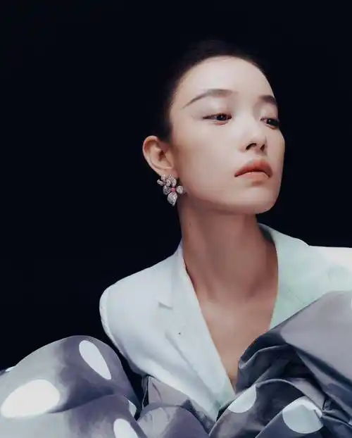 倪妮仙境六月刊封面,一身长裙,身材秀出蝴蝶腿,美得不像话_印花_时尚