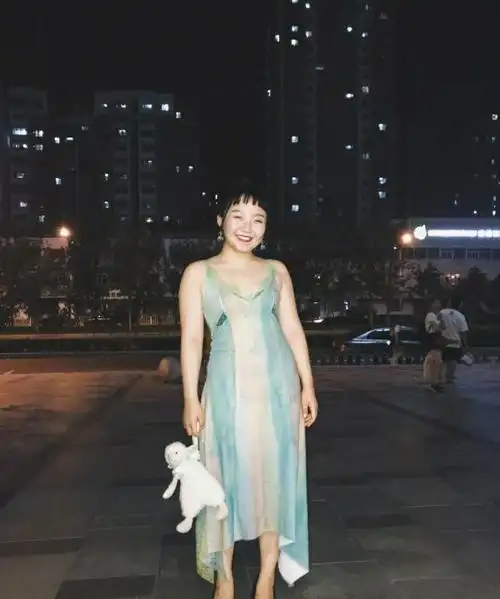 小时候被骂长得丑,如今体重124斤的她,私服美成胖女孩穿搭指南